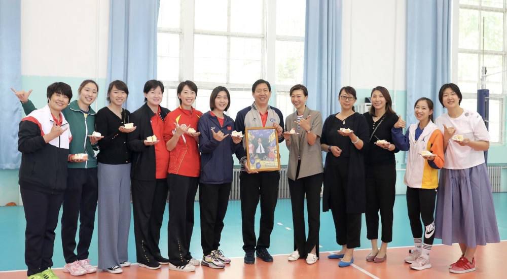 毕竟，自己早就已经向叶辰表明衷心，甚至把一个多亿买来的汤臣一品别墅也送给了叶辰。